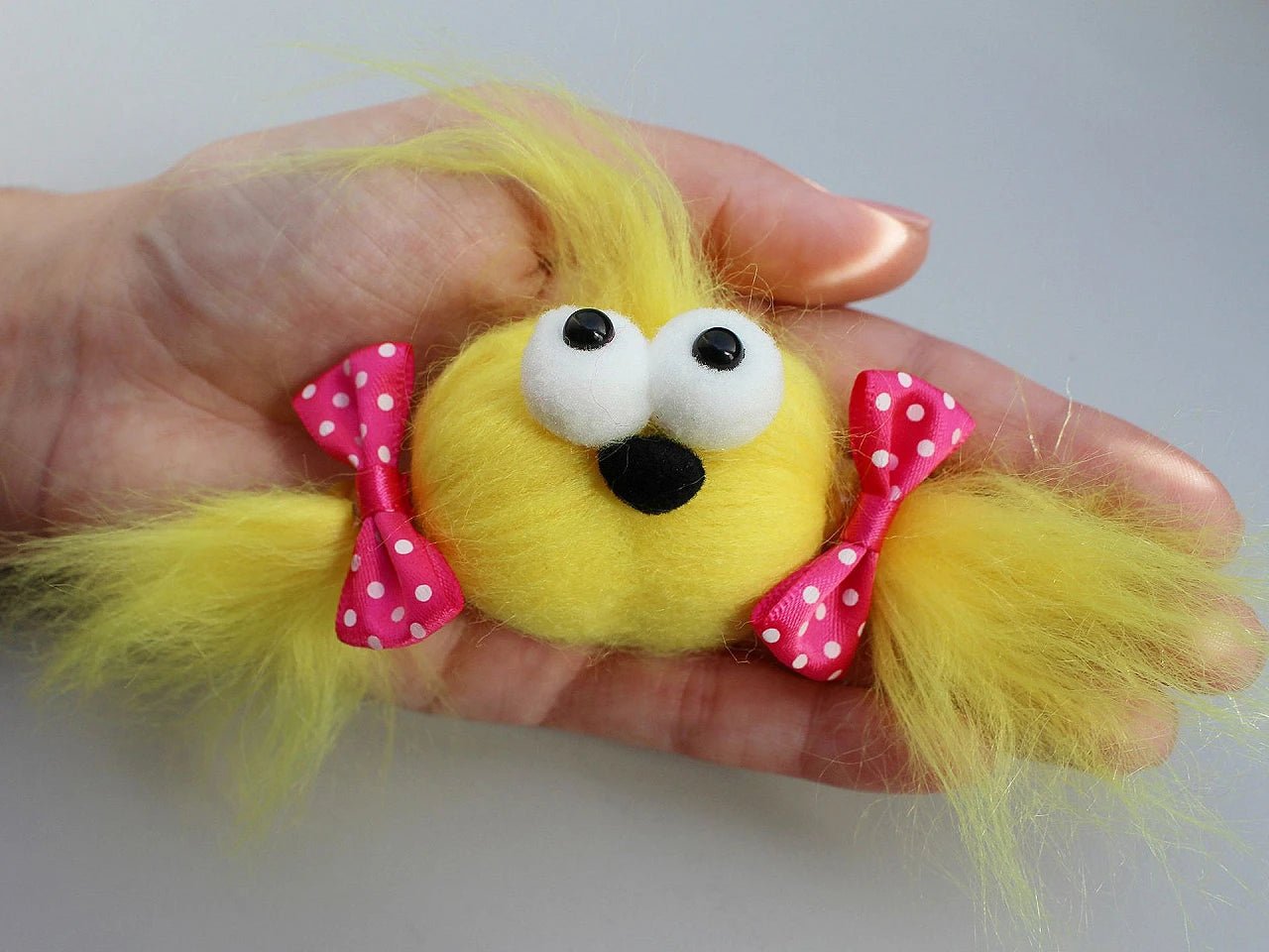 Image de yeux pompon pour jouets 15 × 30 mm – disponible chez Šarlotes audumi