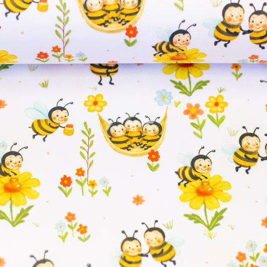 Bild mit Premium-100%-Baumwollstoff mit Bienen in Blumen – online erhältlich bei Šarlotes audumi