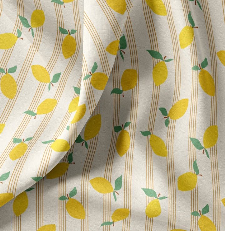 Attēls ar Premium 100% kokvilnas audums - citroni smalkās līnijās 115 g/m² – pieejams Šarlotes audumi