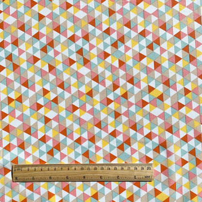 Tissu premium 100 % coton - triangles jaunes, orange et menthe 115 g/m²