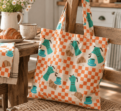 Bild mit Premium-100% Baumwollstoff – Espresso und Croissant – online bei Šarlotes audumi erhältlich