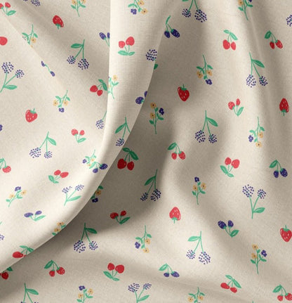 Tissu Premium 100 % coton avec cerises et fleurs, 115 g/m² – disponible chez Šarlotes audumi