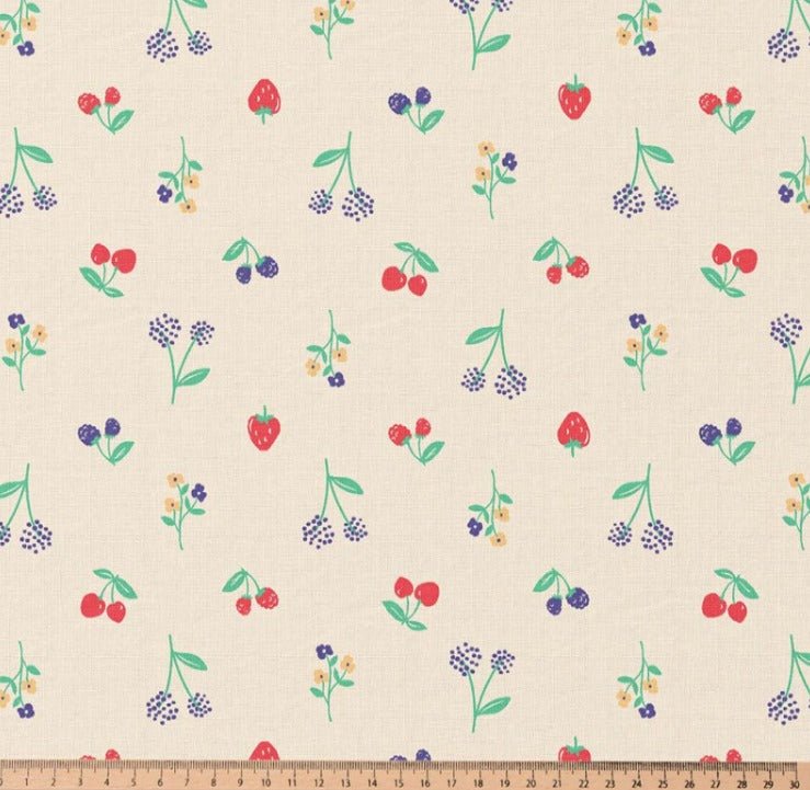 Image du tissu Premium 100 % coton - cerises et fleurs 115 g/m² – disponible chez Šarlotes audumi