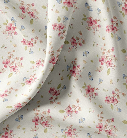Image d’un tissu Premium 100 % coton - motif romantique de fleurs printanières 115 g/m² – disponible chez Šarlotes audumi