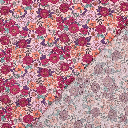 Image avec tissu premium 100 % coton, motif floral rose, 110 g/m² – disponible chez Šarlotes audumi