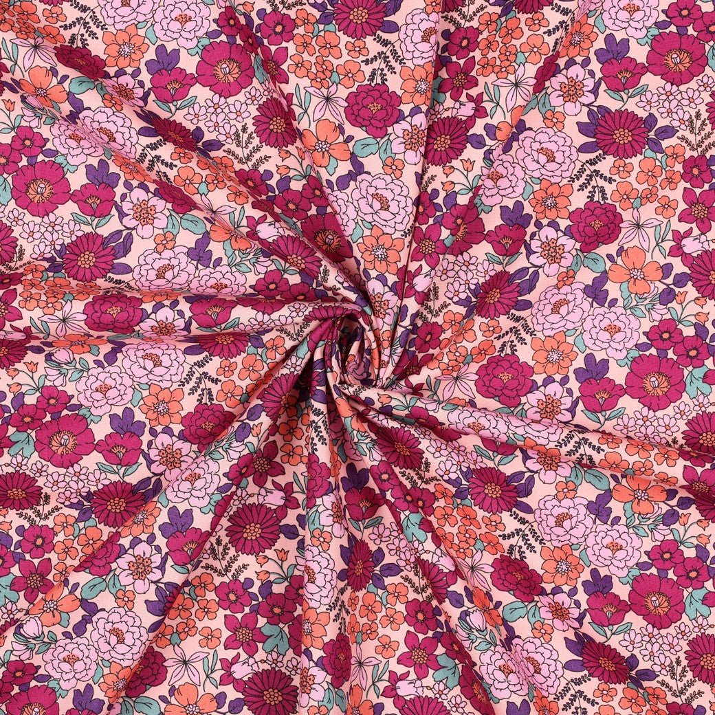 Image avec tissu premium 100 % coton, motif floral rose, 110 g/m² – disponible chez Šarlotes audumi
