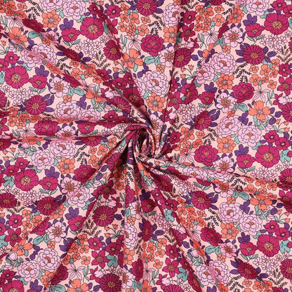 Image avec tissu premium 100 % coton, motif floral rose, 110 g/m² – disponible chez Šarlotes audumi