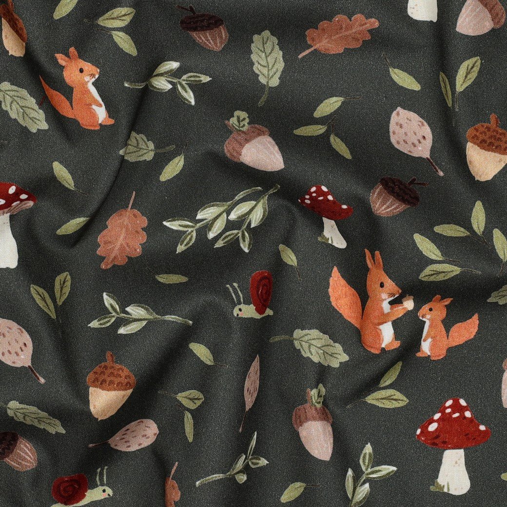Bild mit Premium-100% Baumwollstoff mit Herbstmotiv auf Dunkelgrün – online erhältlich bei Šarlotes audumi