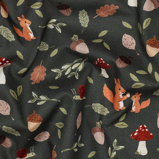 Bild mit Premium-100% Baumwollstoff mit Herbstmotiv auf Dunkelgrün – online erhältlich bei Šarlotes audumi
