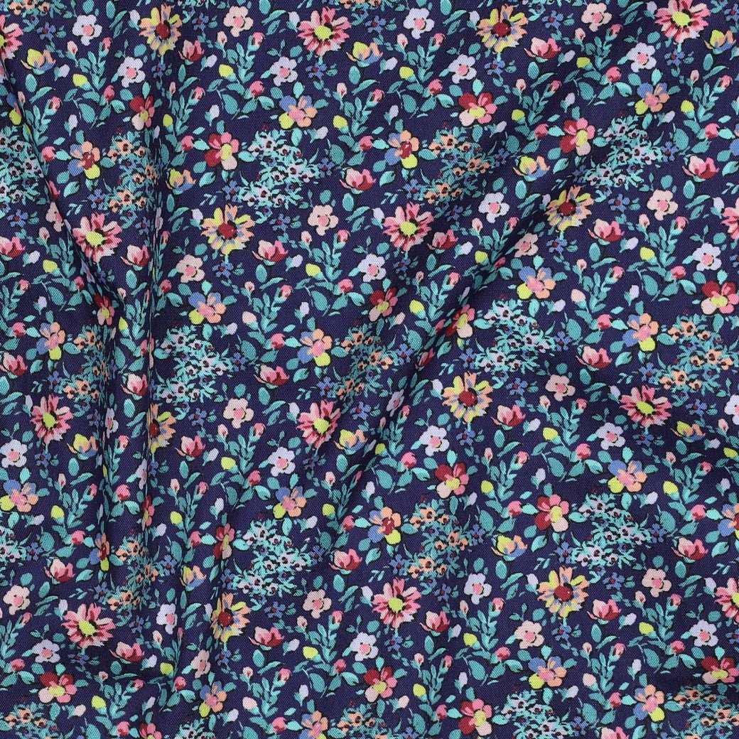 Bild mit Premium-Stoff aus 100% Baumwolle mit feinen Blümchen auf Dunkelblau – online erhältlich bei Šarlotes audumi
