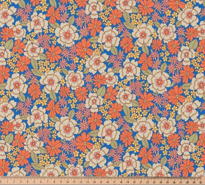 Image d’un tissu Premium 100 % coton – fleurs dans des tons orange, 115 g/m² – disponible chez Šarlotes audumi