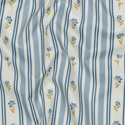Image du tissu Premium 100 % coton - motif floral bleu et lignes 110 g/m² – disponible chez Šarlotes audumi