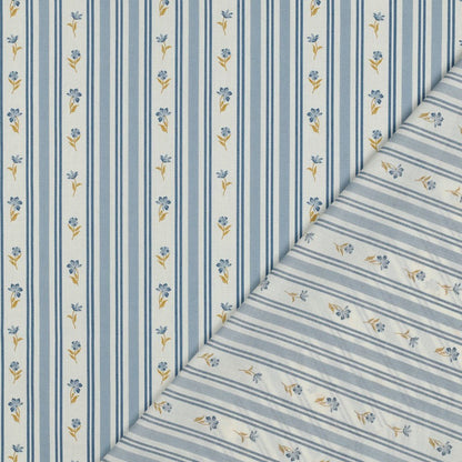 Image du tissu Premium 100 % coton - motif floral et à lignes bleu 110 g/m² – disponible chez Šarlotes audumi