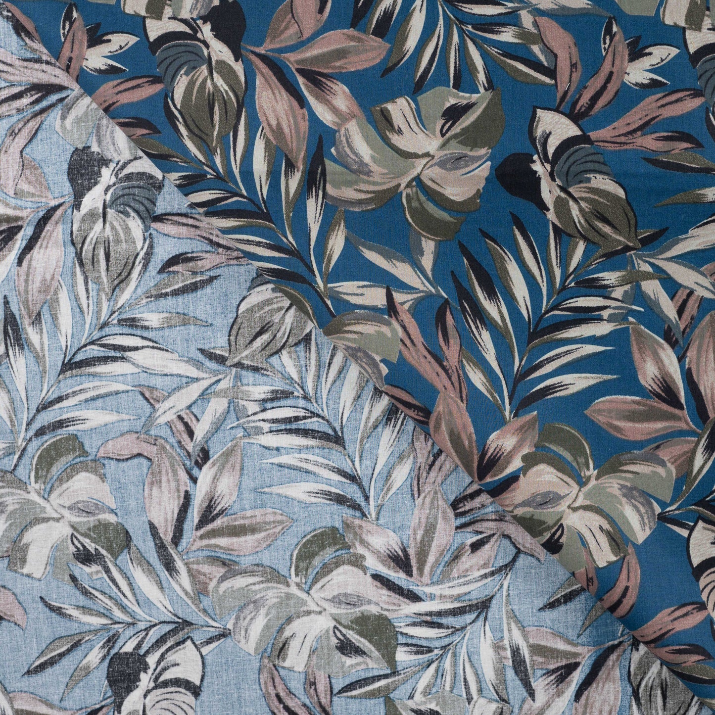 Image avec tissu en coton premium, popeline – feuillage tropical sur fond bleu, disponible en ligne chez Charlotte Fabrics