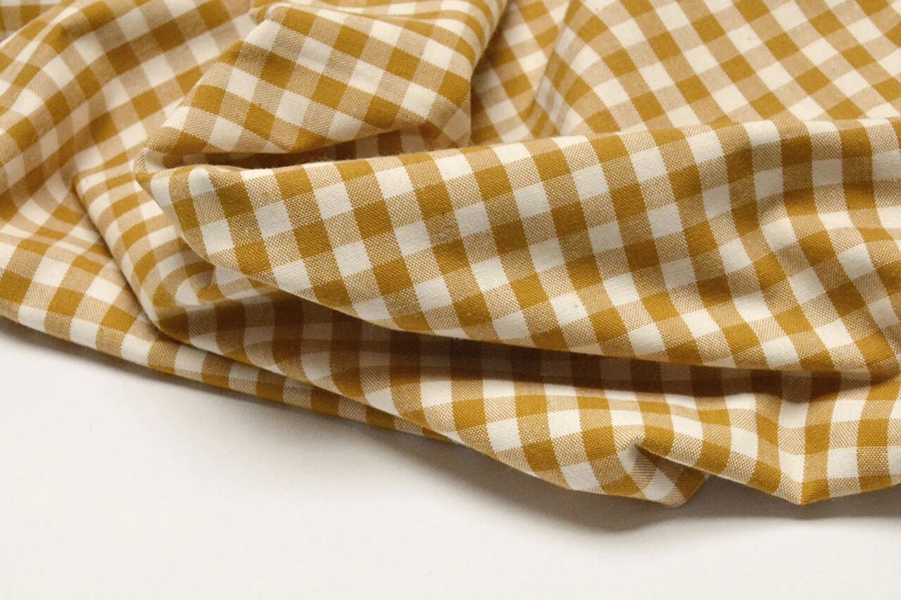 Tissu en coton premium à carreaux jaune moutarde – disponible en ligne chez Šarlotes audumi