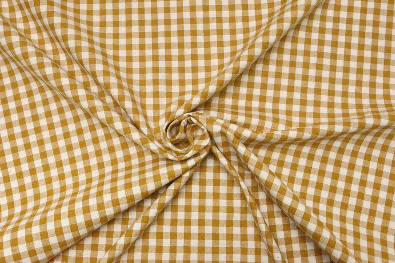 Image de tissu en coton premium à carreaux jaune moutarde – disponible en ligne chez Šarlotes audumi