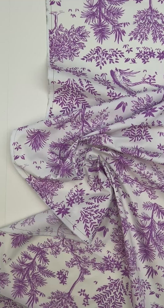 Tissu italien en coton avec motif botanique violet sur fond blanc – 130 g/m²