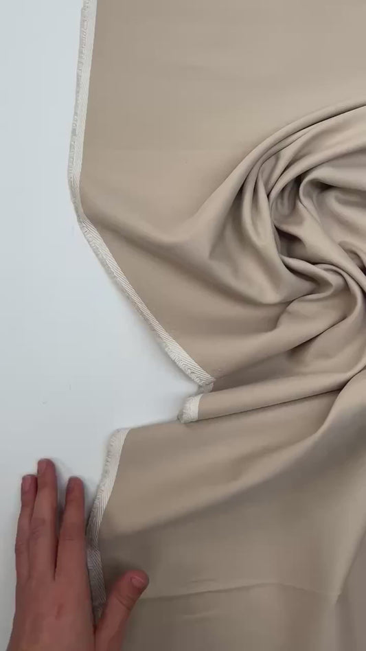 Italian viscose twill suiting fabric – beige | 49% viscose, 40% silk, 11% polyamide | 220 g/m² | 147 cm