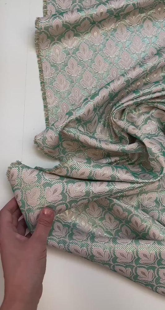 Tissu jacquard italien à motif floral en tons beige et vert – 150 g/m²