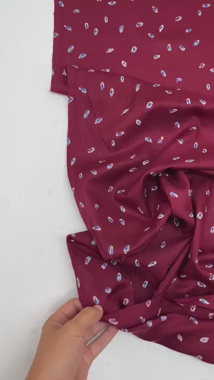 Tissu sergé italien couleur bordeaux à motif fin 125 g/m²
