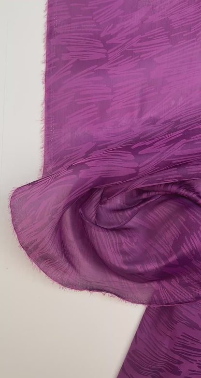 Italian silk satin fabric in pink and lilac tones with abstract pattern – 45 g/m²