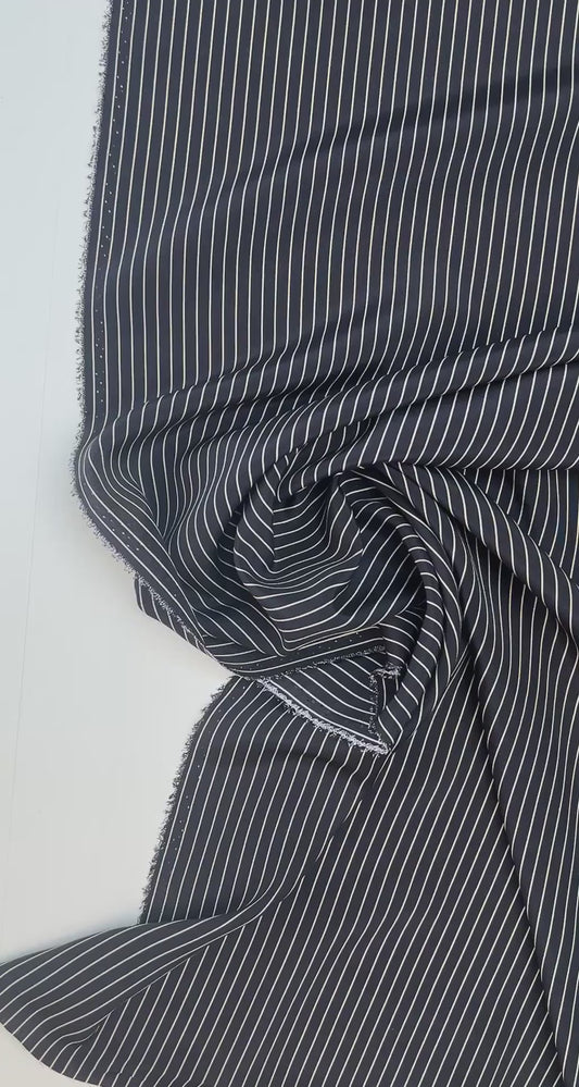 Italienischer Stoff aus 100 % Seide mit feinem schwarzen Streifenmuster – 80 g/m²