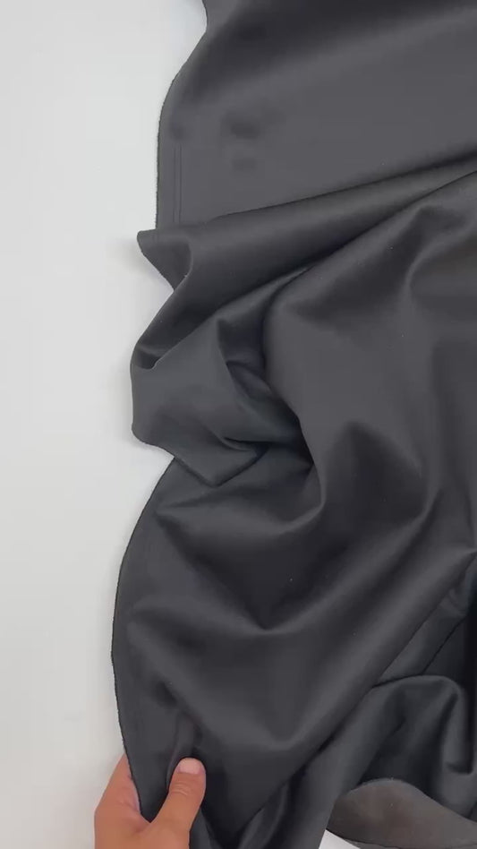 Italian twill suiting fabric with stretch – black | 67% polyamide, 18% silk, 15% elastane | 255 g/m² | 144 cm