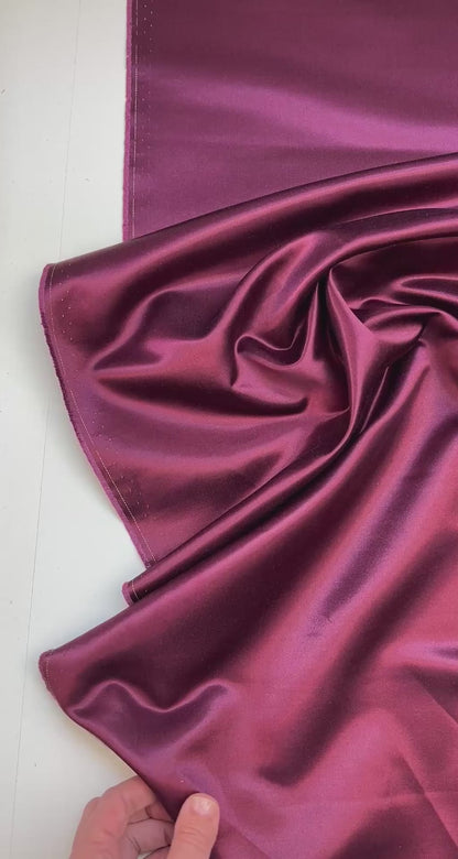 Italienischer Satin aus Seide und Baumwolle in dunklem Purpurton – 195 g/m²