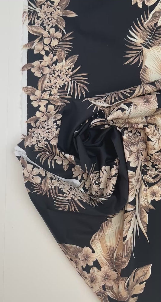 Italienischer Baumwollstoff mit tropischem Blumenmuster auf schwarzem Hintergrund – 120 g/m²