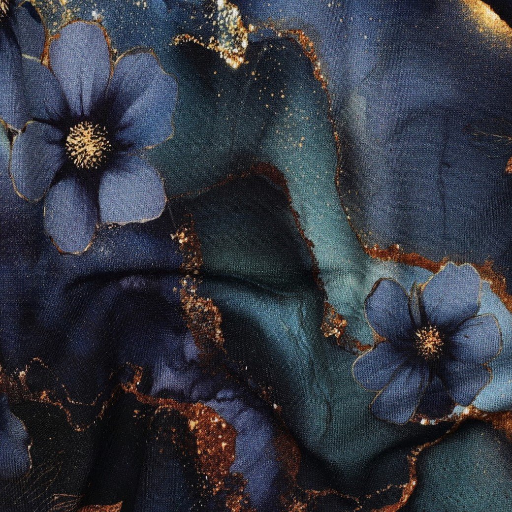 Bild mit Punto-di-Roma-Strickstoff mit blauem und goldenem Muster – online bei Šarlotes audumi erhältlich