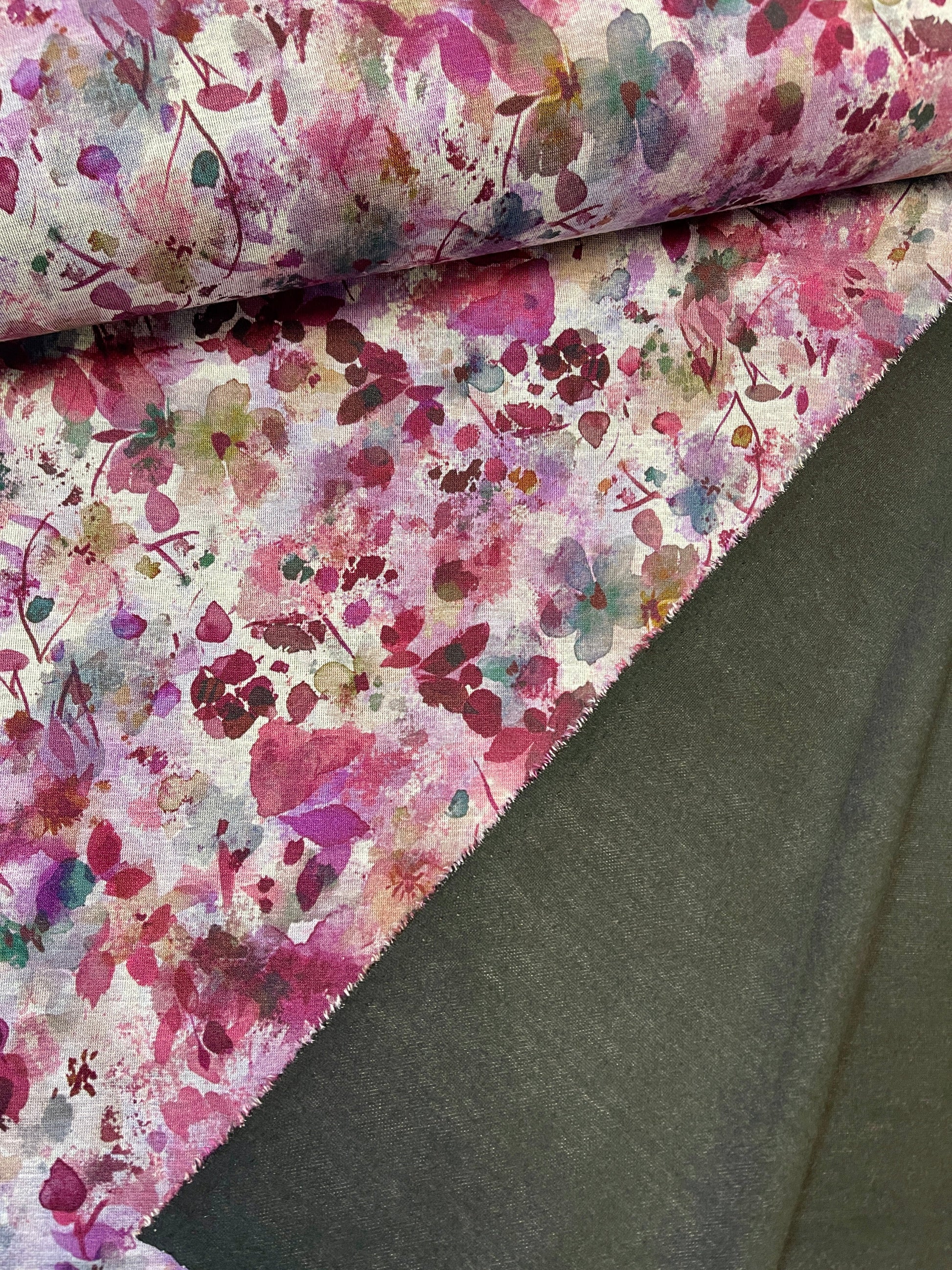 Attēls ar Punto di Roma trikotāžas audums - lillā un rozā ziedi 240 g/m² – pieejams Šarlotes audumi