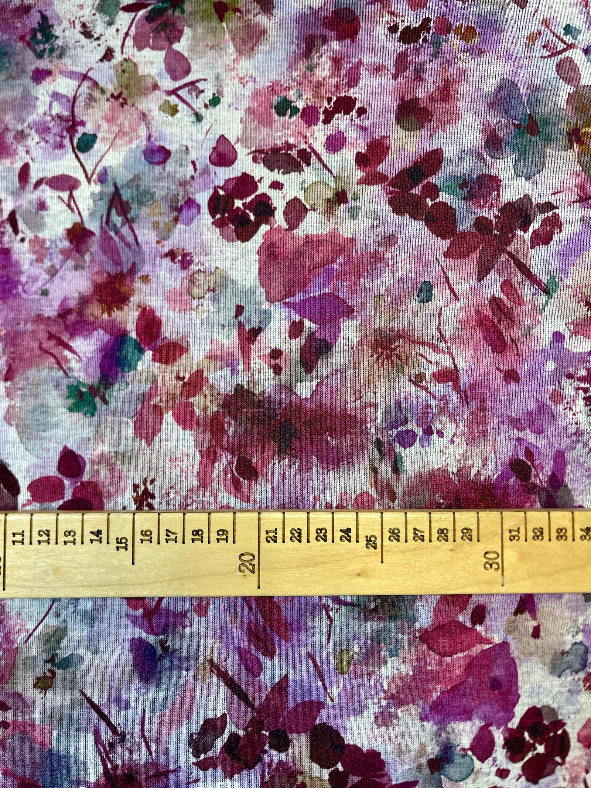 Attēls ar Punto di Roma trikotāžas audums - lillā un rozā ziedi 240 g/m² – pieejams Šarlotes audumi