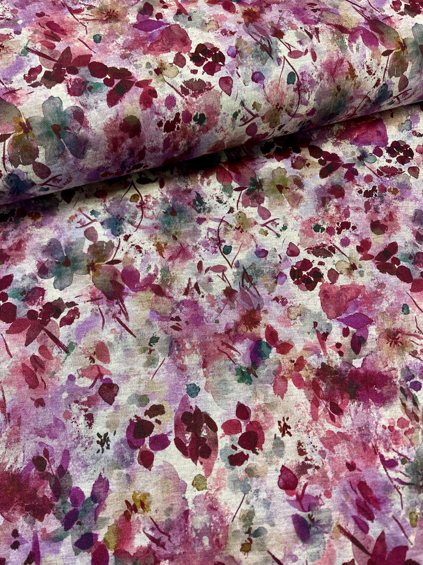 Attēls ar Punto di Roma trikotāžas audums - lillā un rozā ziedi 240 g/m² – pieejams Šarlotes audumi