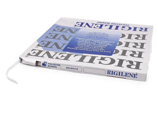 Bild mit Rigilene-Polyester-Korsettstäbchen – nähbares Korsettband, 8 mm – weiß – online erhältlich bei Šarlotes audumi
