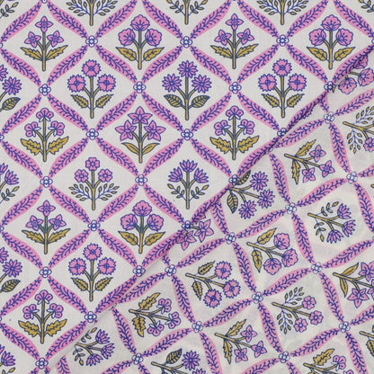 Tissu 100 % coton imprimé à la main, motif lilas, 110 g/m² – disponible chez Šarlotes audumi