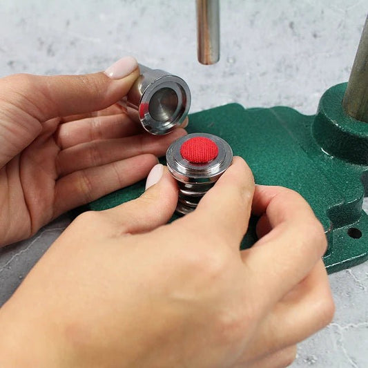 Attēls ar Rokas prese pogu izgatavošanai – pieejams Šarlotes audumi