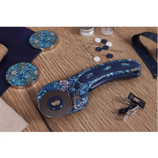 Image du couteau rotatif 45 mm à motif floral Hobby Gift — disponible chez Šarlotes audumi