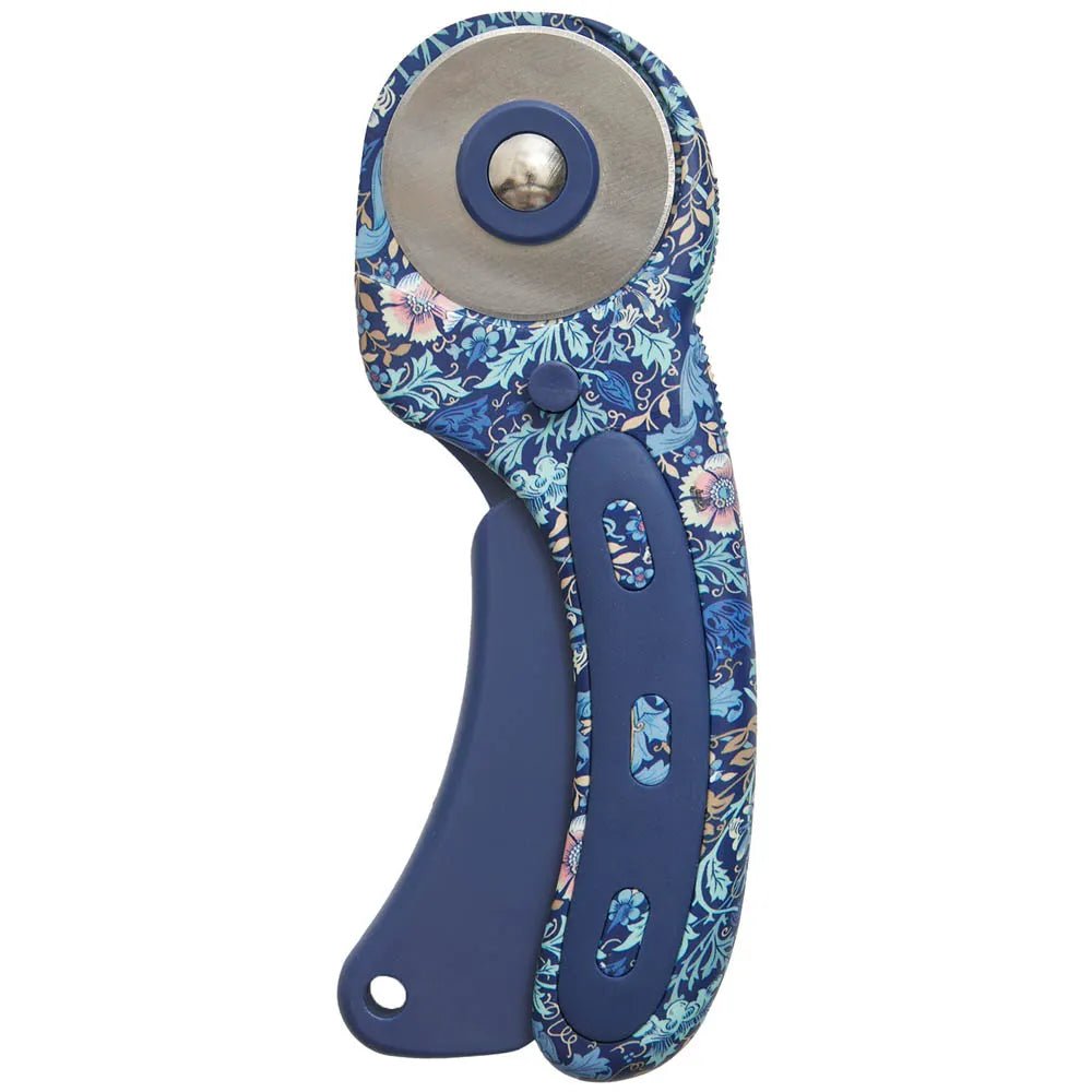 Image avec cutter rotatif 45 mm à motif floral Hobby Gift – disponible chez Šarlotes audumi