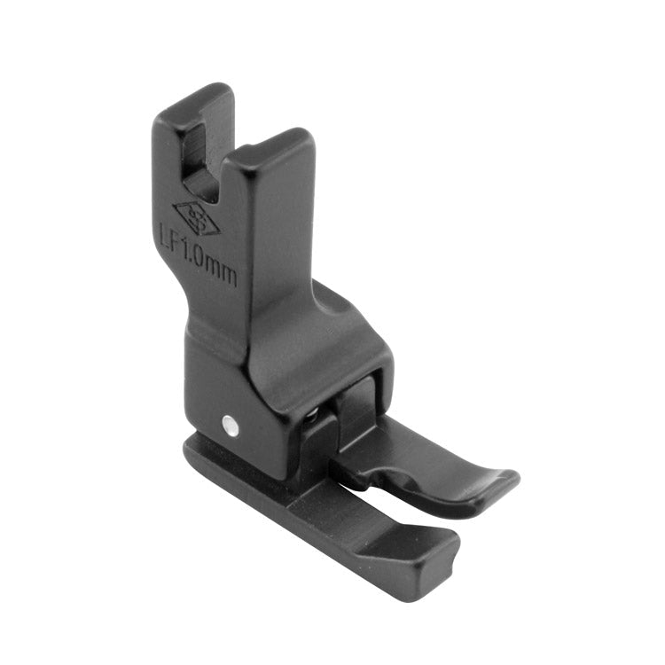 Image avec pied compensé gauche pour machine à coudre industrielle, 1,0 mm avec revêtement PTFE – disponible chez Šarlotes audumi
