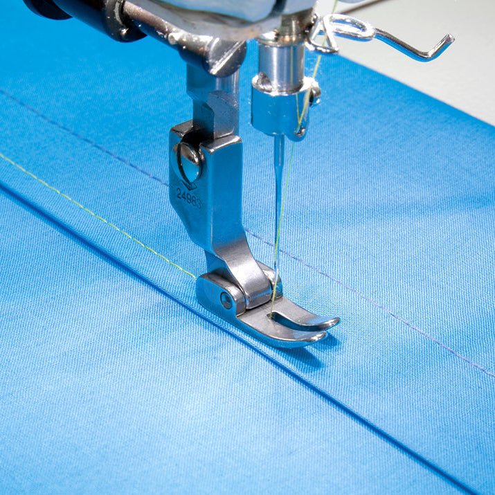 Image de pied-de-biche pour machine à coudre industrielle - pour point droit – disponible chez Šarlotes audumi
