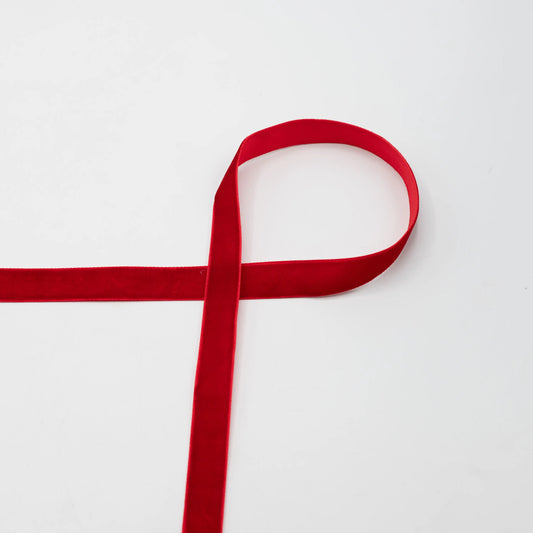 Attēls ar Samta lente 15 mm - sarkana – pieejams Šarlotes audumi