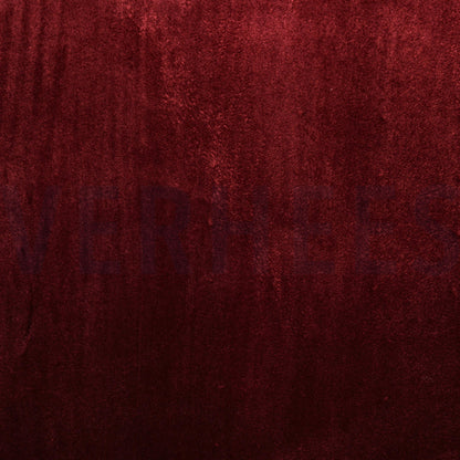 Image au ton velours couleur vin – disponible en ligne chez Šarlotes audumi
