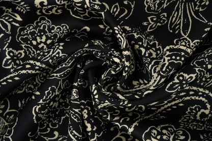 Satin avec élasthanne - motif élégant sur fond noir 80 g/m²