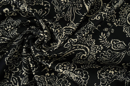 Satin avec élasthanne - motif élégant sur fond noir 80 g/m²