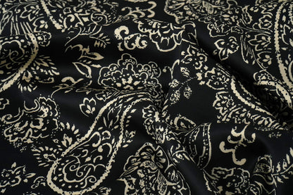 Satin avec élasthanne - motif élégant sur fond noir 80 g/m²