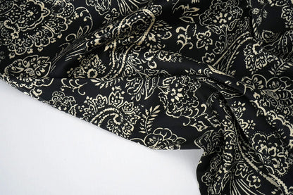 Satin avec élasthanne - motif élégant sur fond noir 80 g/m²