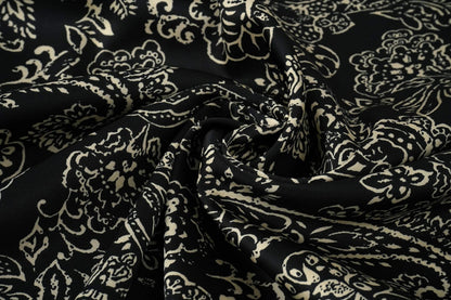 Satin avec élasthanne - motif élégant sur fond noir 80 g/m²