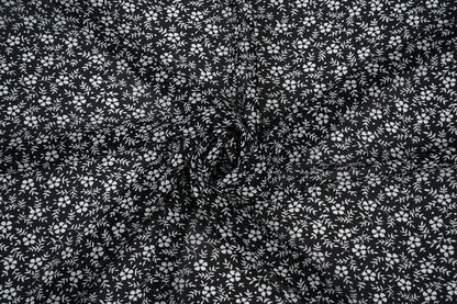 Šifons - balti ziediņu uz melna fona | 150 cm | 65 g/m²