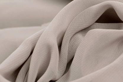 Image avec chiffon gris clair | 150 cm | 80 g/m² – disponible chez Šarlotes audumi