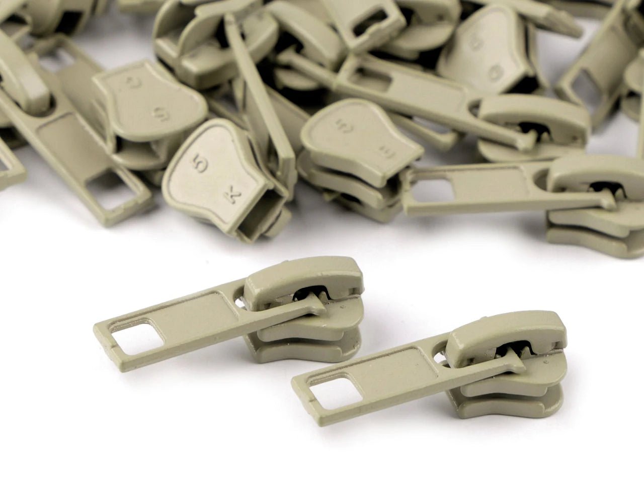 Attēls ar Slīdnis, kuģītis plastmasas rāvējslēdzējam Nr.5|dažādu toņu – pieejams Šarlotes audumi